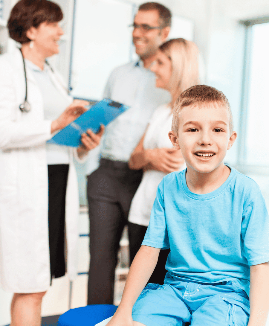 Kind beim Kinderarzt. Im Hintergrund sprechen Eltern mit der Kinderärztin