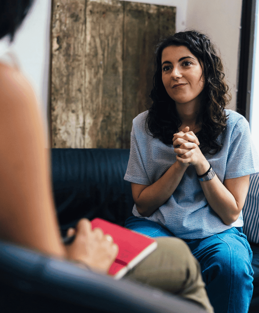 Psychotherapeut behandelt Patientin in einer modernen Praxis